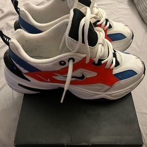 Nike classic sneakers, only worn a few times. In great condition.